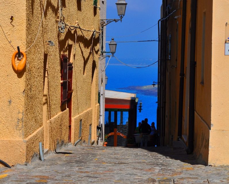 Castelsardo_pebble_street